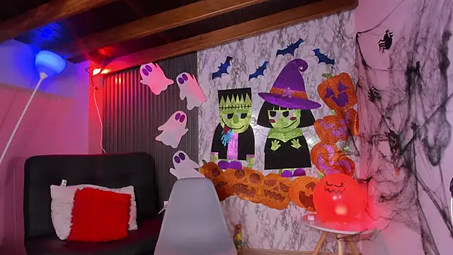 chloe blue online show from October 31, 2025, 12:28 pm