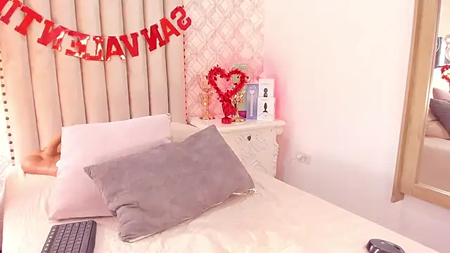 Snapshot of Charlotte__08 chatting on February 14, 2025, 9:32 pm Charlotte 08 online show from February 14, 2025, 9:32 pm