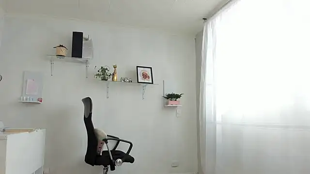 Snapshot of susana_monroy chatting on October 23, 2025, 6:50 pm susana monroy online show from October 23, 2025, 6:50 pm