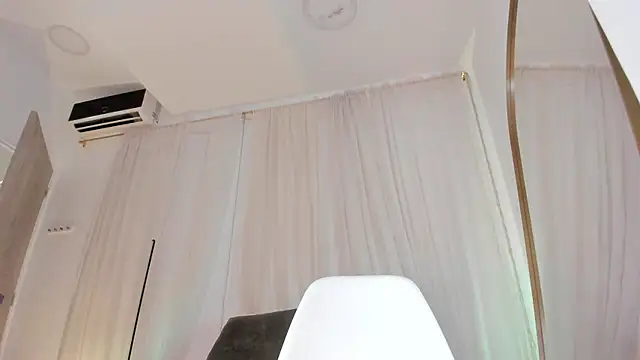 Petite Lucie online show from September 24, 2025, 7:06 pm