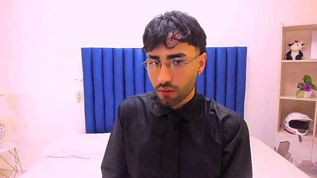 MilanZaire online show from November 28, 2025, 11:29 pm