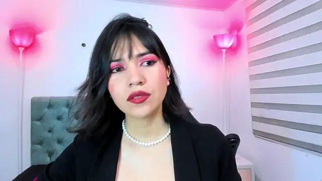 lina bedoya  online show from December 5, 2024, 11:38 am