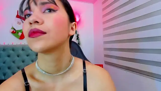 lina bedoya  online show from December 17, 2024, 11:49 am