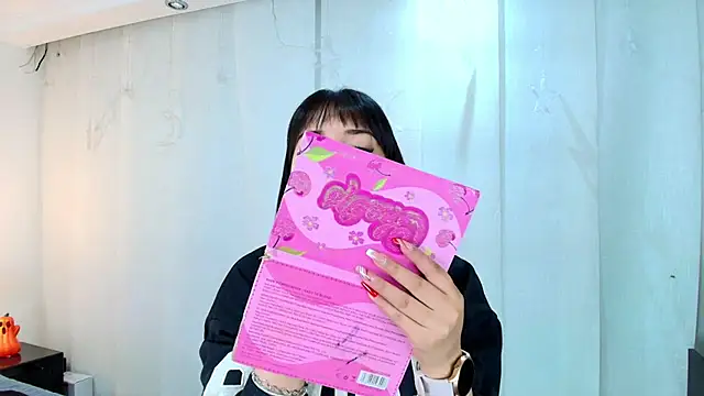 lina bedoya  online show from October 21, 2025, 11:33 am