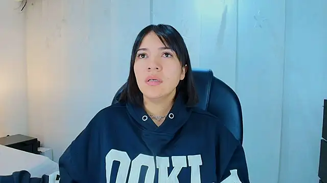 lina bedoya  online show from November 28, 2025, 11:35 am