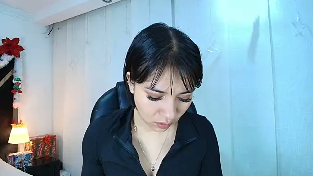 lina bedoya  online show from December 17, 2025, 11:38 am