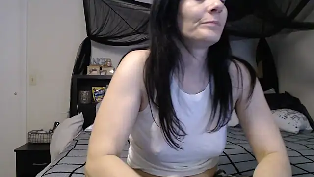 Snapshot of CrystalLakeXO chatting on June 19, 2026, 6:07 am CrystalLakeXO online show from June 19, 2026, 6:07 am