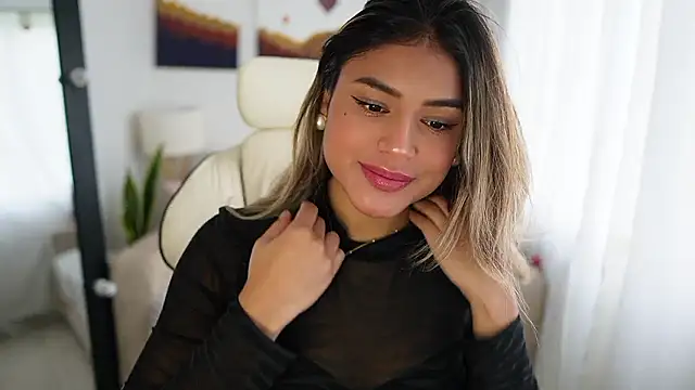 SaraParisi online show from December 5, 2024, 8:44 pm