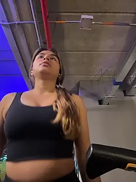 SaraParisi online show from November 13, 2025, 5:01 pm