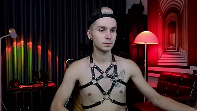 Joseph  Quinn online show from May 10, 2026, 4:28 am