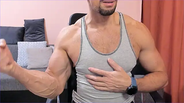 HotHunkTrainer online show from December 2, 2024, 4:31 pm