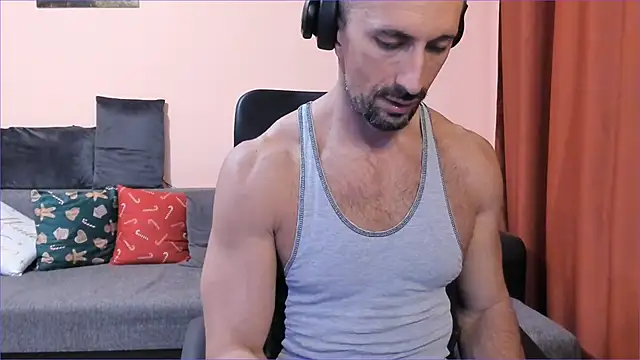 HotHunkTrainer online show from December 9, 2024, 5:08 pm