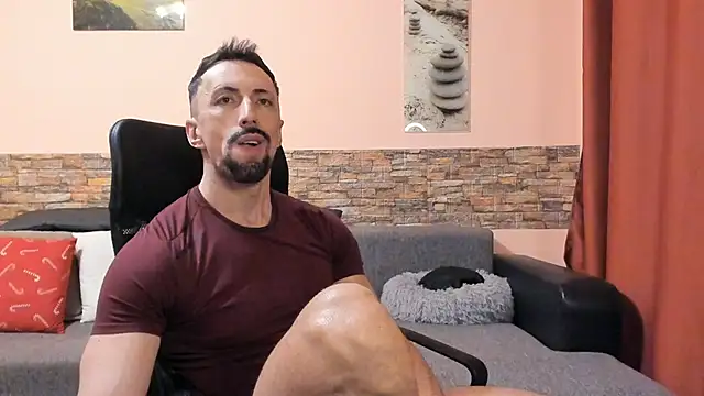 HotHunkTrainer online show from May 2, 2026, 8:41 am