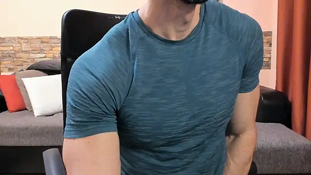 HotHunkTrainer online show from June 9, 2026, 7:53 am
