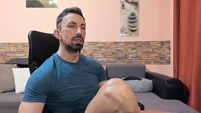 HotHunkTrainer online show from June 13, 2026, 8:01 am