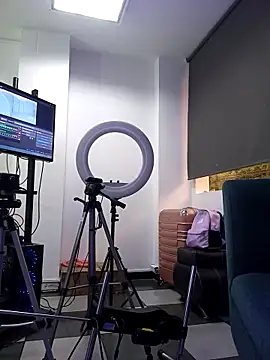 AnthonelaDuque online show from November 30, 2025, 11:58 am