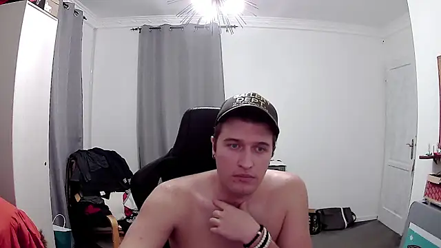 PKrisztian online show from May 4, 2026, 9:44 pm