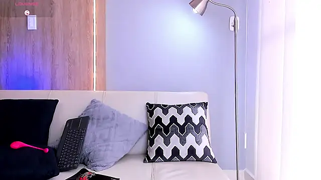 SymonPrince online show from November 30, 2025, 6:12 pm