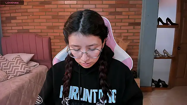 Amy joones online show from May 4, 2026, 11:28 am