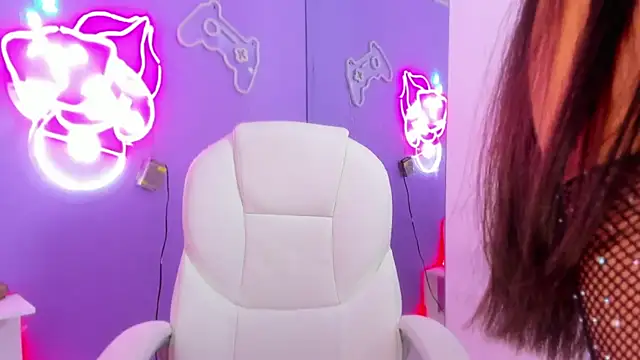 Julianaa Castro  online show from December 7, 2024, 9:44 pm