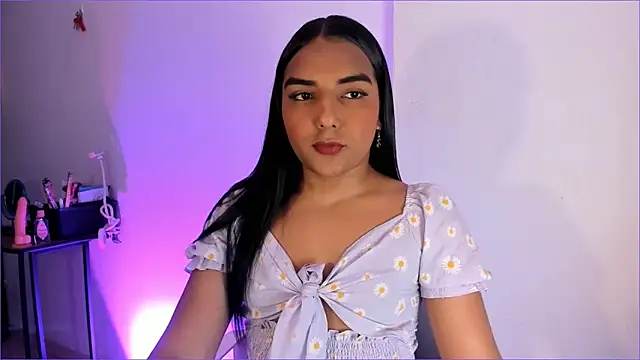 CandyLatinHott online show from June 28, 2026, 9:43 pm