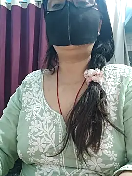 Snapshot of Aishwaryaa_69 chatting on May 10, 2026, 2:17 am Aishwaryaa 69 online show from May 10, 2026, 2:17 am