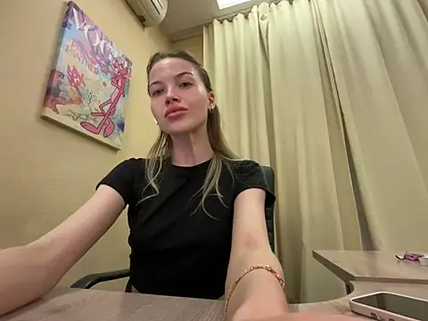 EmmyMills online show from April 1, 2026, 8:39 pm