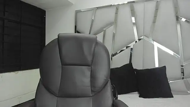 Snapshot of Catherinee69_x chatting on February 23, 2026, 3:37 am Catherinee69 x online show from February 23, 2026, 3:37 am