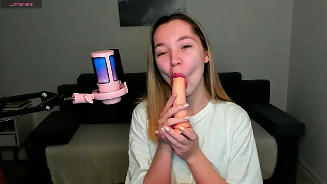 Snapshot of MiaThaine chatting on December 19, 2024, 2:46 pm MiaThaine online show from December 19, 2024, 2:46 pm