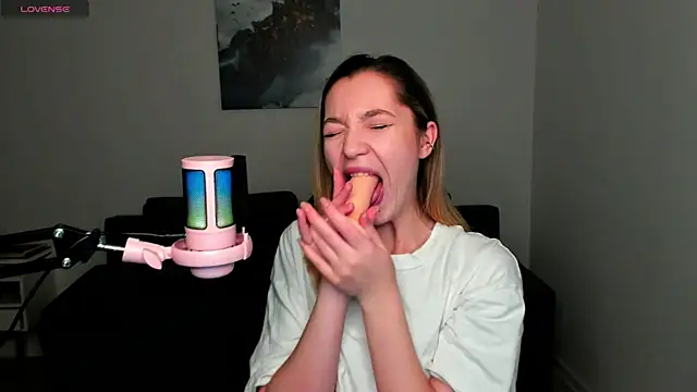 Snapshot of MiaThaine chatting on December 25, 2024, 1:20 am MiaThaine online show from December 25, 2024, 1:20 am