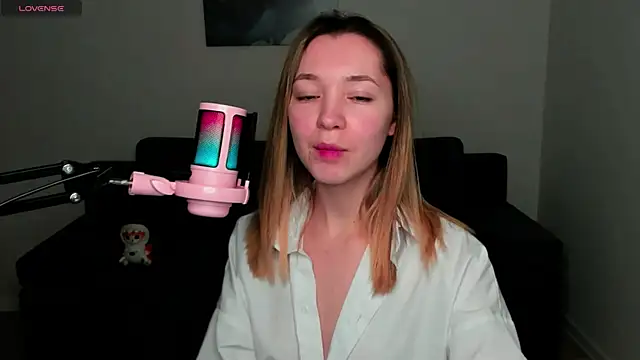 Snapshot of MiaThaine chatting on January 24, 2025, 1:03 am MiaThaine online show from January 24, 2025, 1:03 am