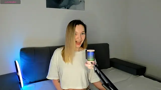 Snapshot of MiaThaine chatting on February 16, 2025, 12:41 am MiaThaine online show from February 16, 2025, 12:41 am