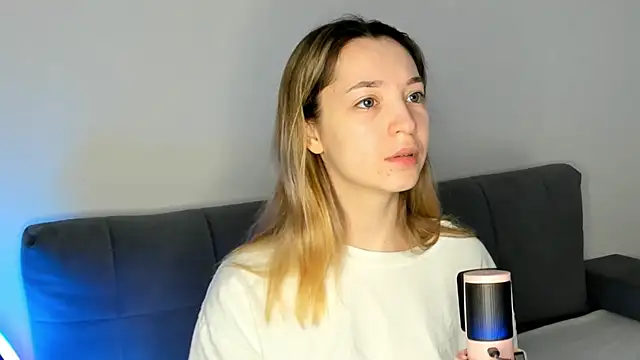 Snapshot of MiaThaine chatting on February 17, 2025, 12:54 am MiaThaine online show from February 17, 2025, 12:54 am