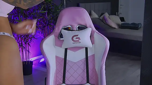 Snapshot of shayblonde chatting on December 18, 2024, 8:57 pm shayblonde online show from December 18, 2024, 8:57 pm