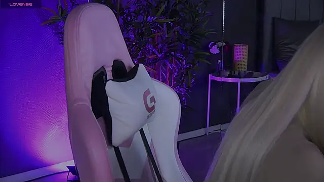 Snapshot of shayblonde chatting on December 29, 2024, 9:20 pm shayblonde online show from December 29, 2024, 9:20 pm