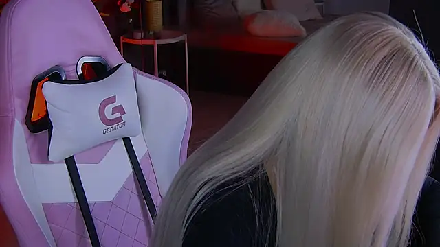 Snapshot of shayblonde chatting on January 5, 2025, 9:36 pm shayblonde online show from January 5, 2025, 9:36 pm