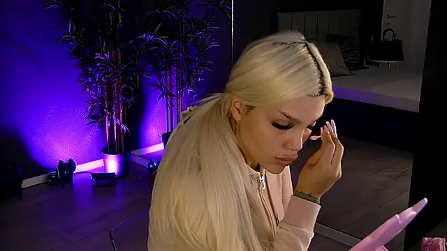 Snapshot of shayblonde chatting on February 18, 2025, 5:42 am shayblonde online show from February 18, 2025, 5:42 am