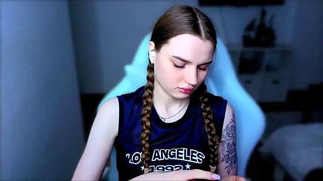 StellaLawless online show from December 5, 2025, 8:27 pm