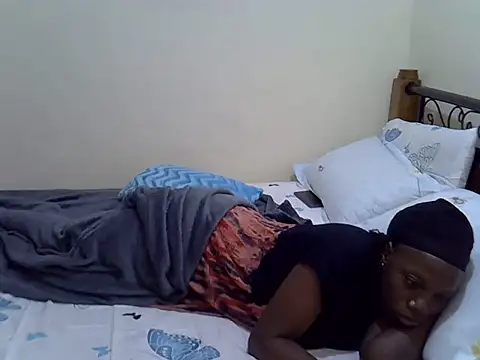 Snapshot of Sweet_Bear chatting on October 6, 2025, 12:41 am Sweet Bear online show from October 6, 2025, 12:41 am