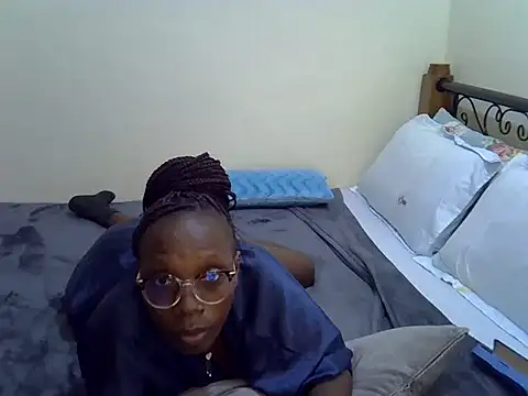 Snapshot of Sweet_Bear chatting on October 12, 2025, 5:56 pm Sweet Bear online show from October 12, 2025, 5:56 pm