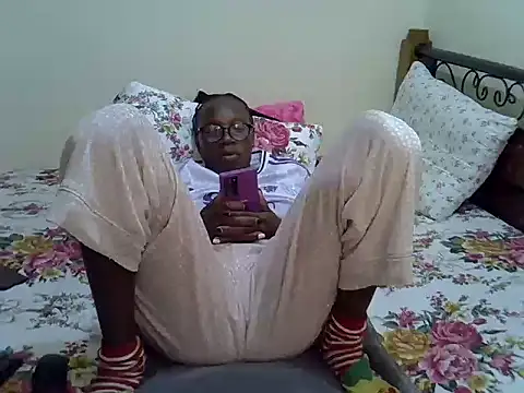 Snapshot of Sweet_Bear chatting on October 31, 2025, 5:25 pm Sweet Bear online show from October 31, 2025, 5:25 pm