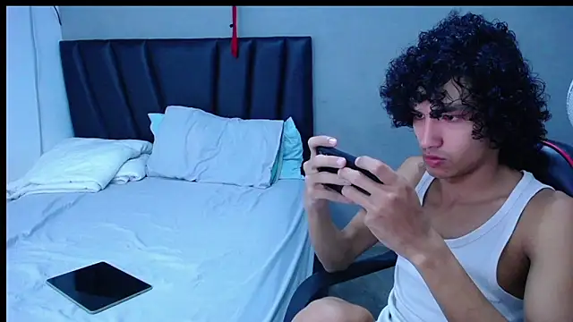 Tayronx33 online show from November 2, 2025, 6:21 pm