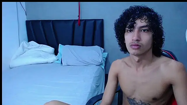 Tayronx33 online show from November 4, 2025, 4:28 pm