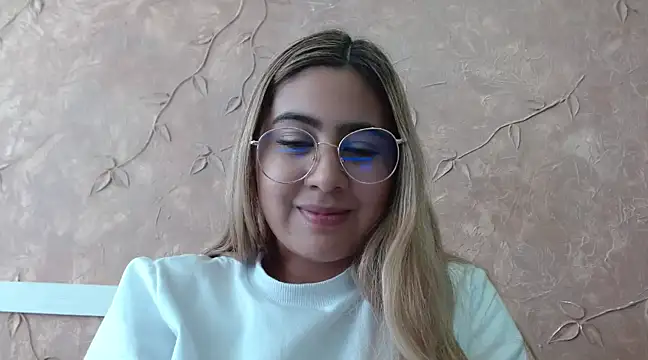 Miabonnett  online show from February 9, 2025, 4:50 pm
