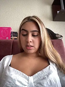 Snapshot of Miabonnett_ chatting on April 14, 2026, 3:07 pm Miabonnett online show from April 14, 2026, 3:07 pm