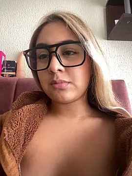 Snapshot of Miabonnett_ chatting on April 21, 2026, 3:28 pm Miabonnett online show from April 21, 2026, 3:28 pm