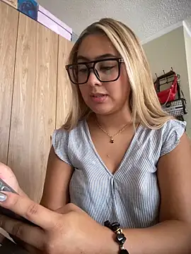 Snapshot of Miabonnett_ chatting on April 27, 2026, 3:10 pm Miabonnett online show from April 27, 2026, 3:10 pm