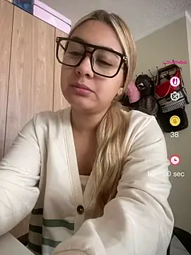 Snapshot of Miabonnett_ chatting on May 5, 2026, 2:47 pm Miabonnett online show from May 5, 2026, 2:47 pm