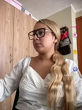 Snapshot of Miabonnett_ chatting on May 8, 2026, 3:06 pm Miabonnett online show from May 8, 2026, 3:06 pm