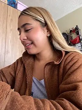 Miabonnett  online show from May 25, 2026, 3:51 pm